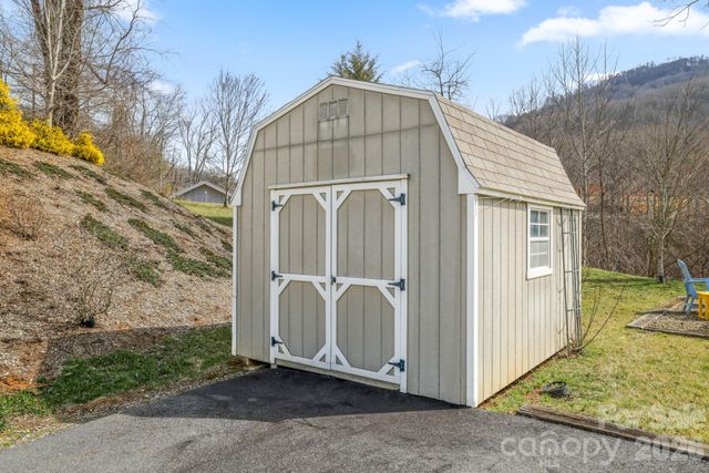 140 Debbie Loop, Waynesville, NC 28786