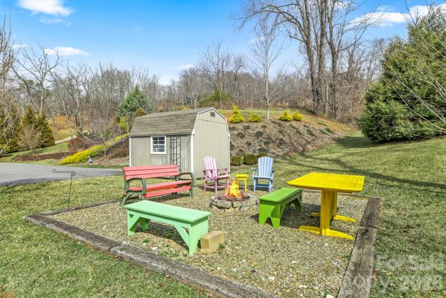 140 Debbie Loop, Waynesville, NC 28786