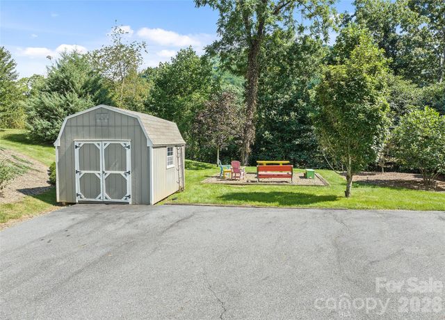 140 Debbie Loop, Waynesville, NC 28786