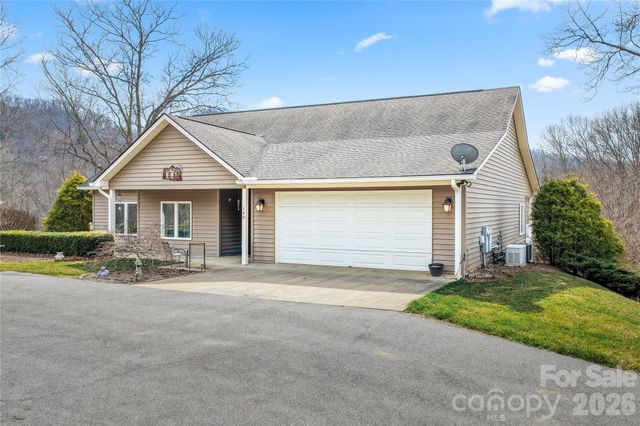 140 Debbie Loop, Waynesville, NC 28786