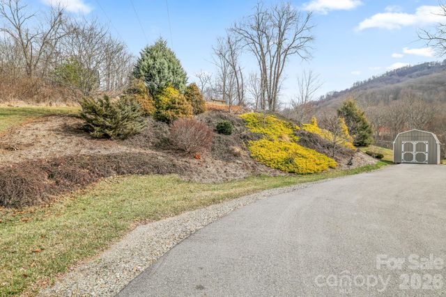 140 Debbie Loop, Waynesville, NC 28786