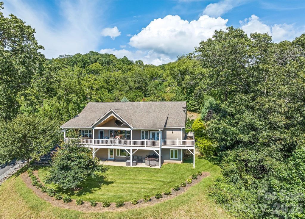 140 Debbie Loop, Waynesville, NC 28786