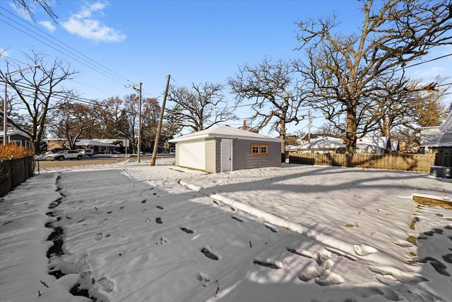 9624 W Shore Drive, Oak Lawn, IL 60453