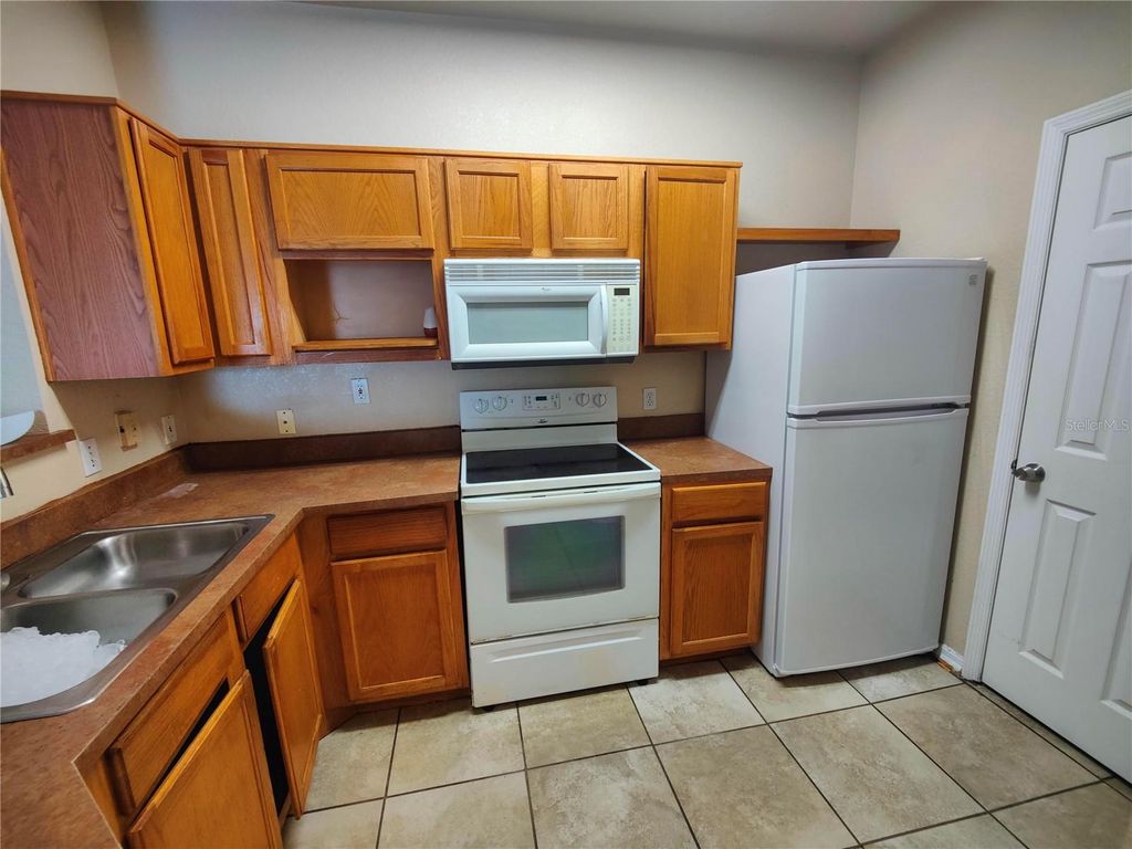 Image 3 of property listing at 3737 CASTLE PINES LANE 4424, Orlando, FL 32839