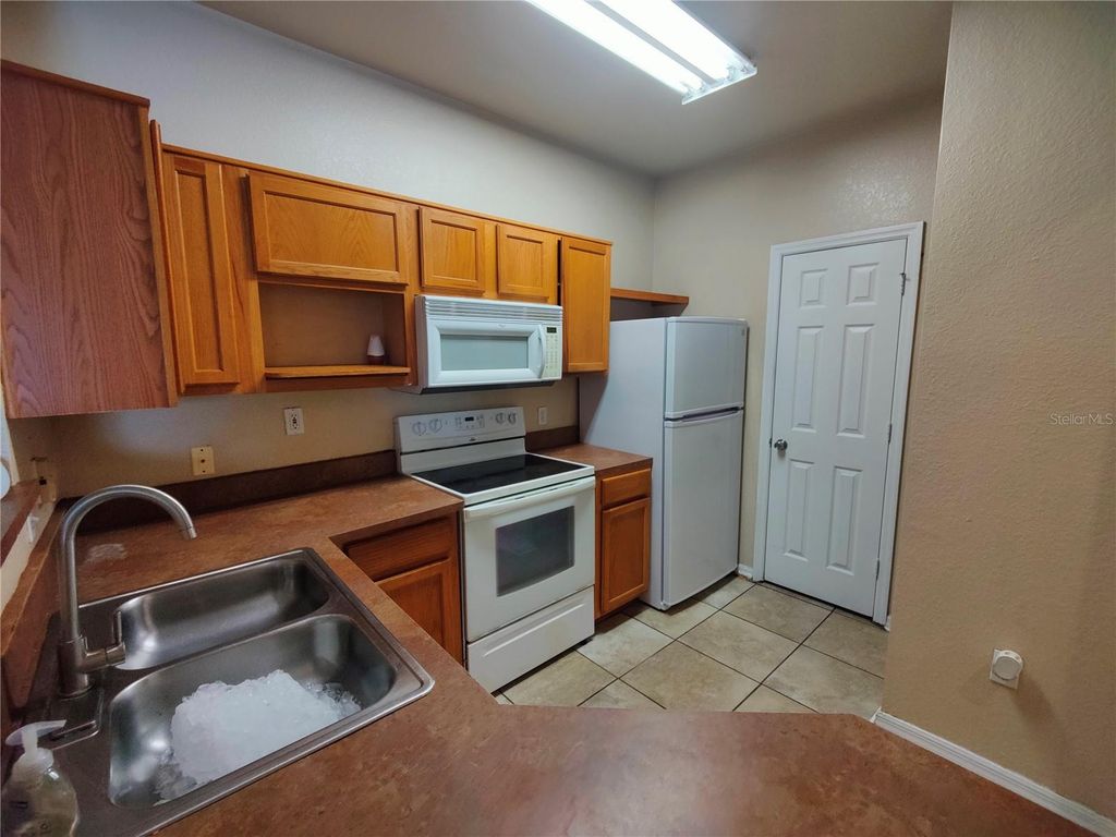 Image 5 of property listing at 3737 CASTLE PINES LANE 4424, Orlando, FL 32839