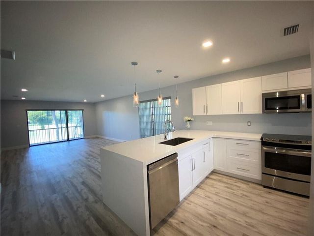 21766 Cypress Drive 20-g, Boca Raton, FL 33433