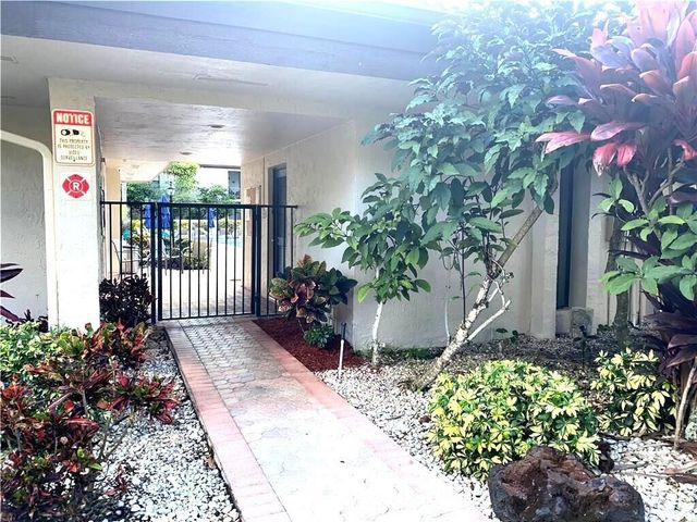 21766 Cypress Drive 20-g, Boca Raton, FL 33433