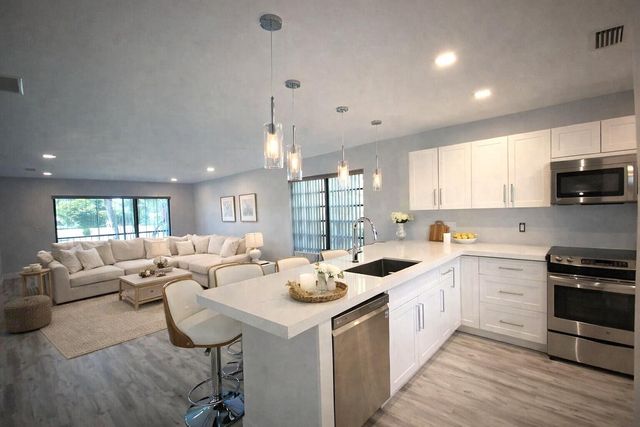 21766 Cypress Drive 20-g, Boca Raton, FL 33433