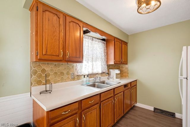 1295 Mohegan Trail, Willoughby, OH 44094