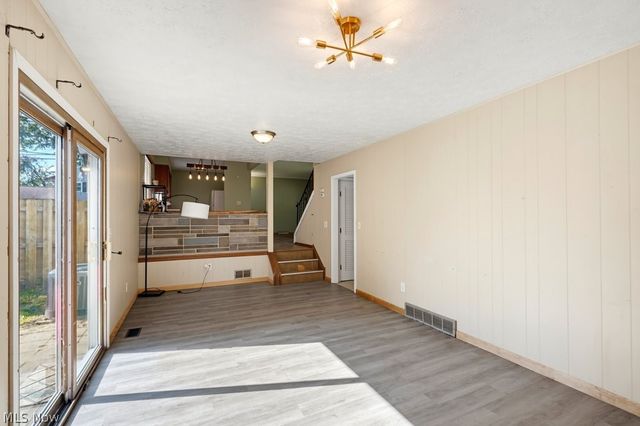 1295 Mohegan Trail, Willoughby, OH 44094