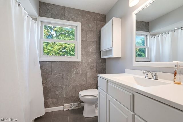 1295 Mohegan Trail, Willoughby, OH 44094