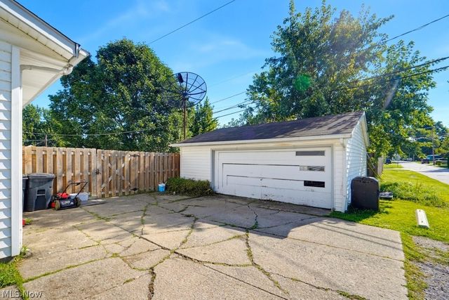 1295 Mohegan Trail, Willoughby, OH 44094
