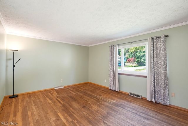 1295 Mohegan Trail, Willoughby, OH 44094