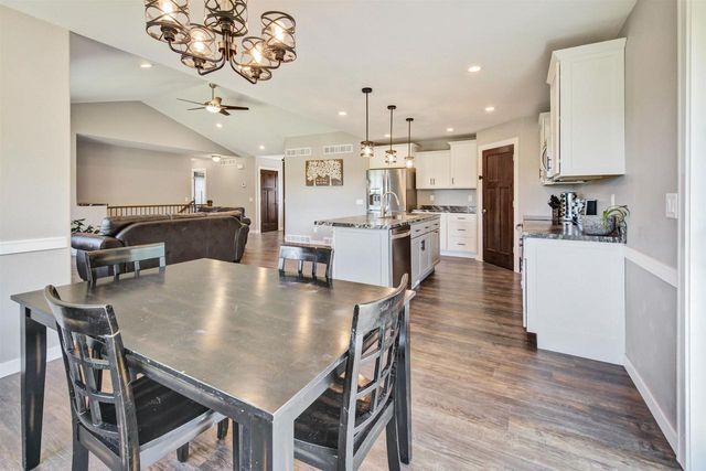 W7431 White Oak Run, Pardeeville, WI 53954