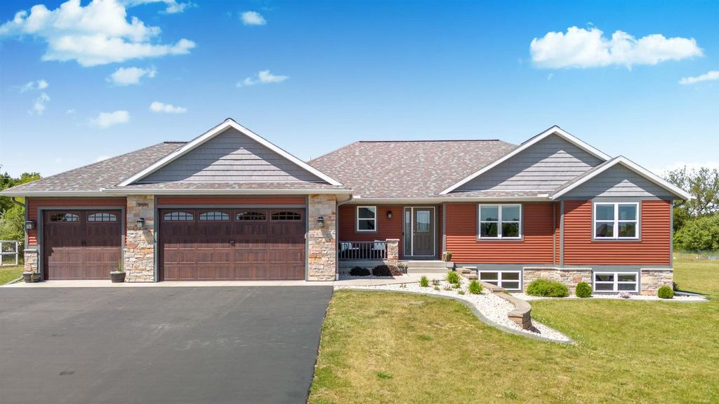 W7431 White Oak Run, Pardeeville, WI 53954