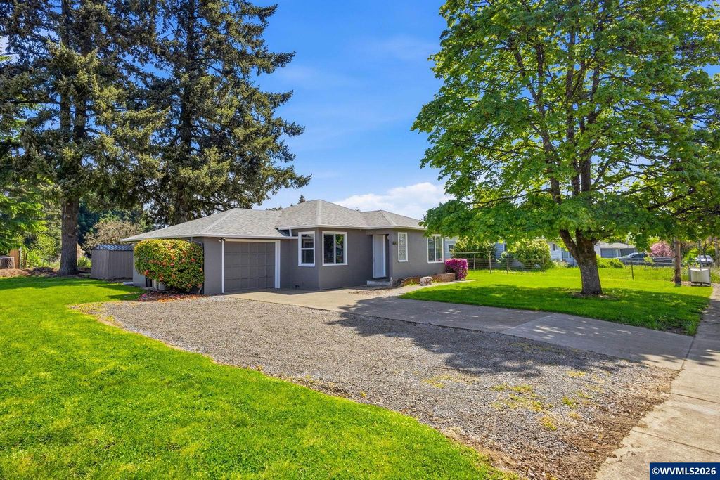 Image 1 of property listing at 140 SE Fir Villa Rd, Dallas, OR 97338
