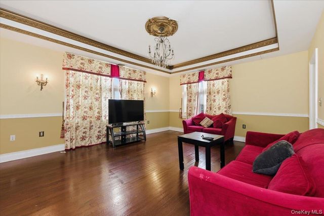 8 Eastway, Bronxville, NY 10708