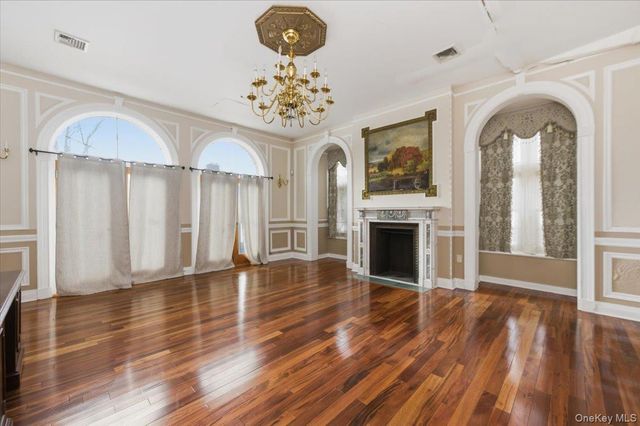 8 Eastway, Bronxville, NY 10708