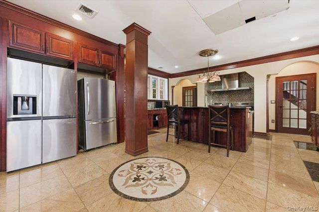 8 Eastway, Bronxville, NY 10708