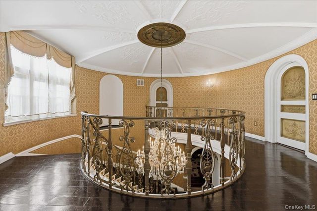 8 Eastway, Bronxville, NY 10708