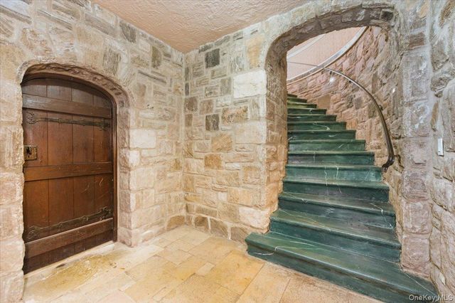 8 Eastway, Bronxville, NY 10708