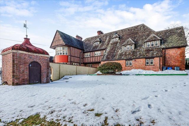 8 Eastway, Bronxville, NY 10708