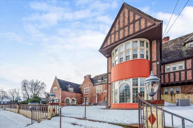 8 Eastway, Bronxville, NY 10708