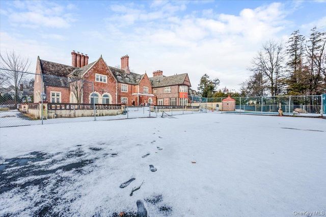 8 Eastway, Bronxville, NY 10708