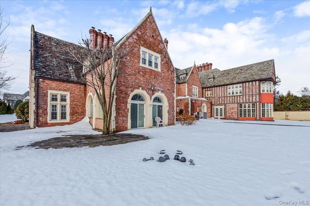 8 Eastway, Bronxville, NY 10708