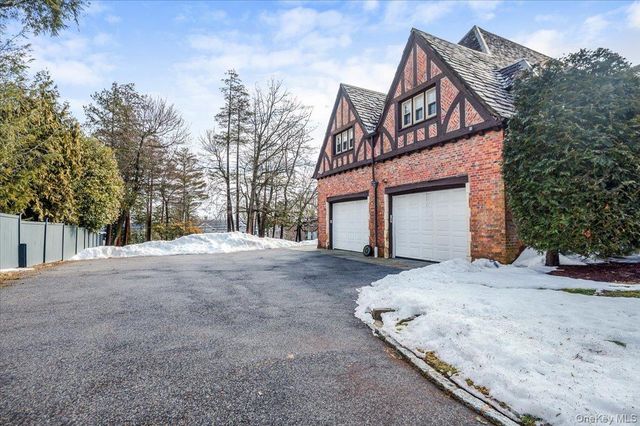 8 Eastway, Bronxville, NY 10708