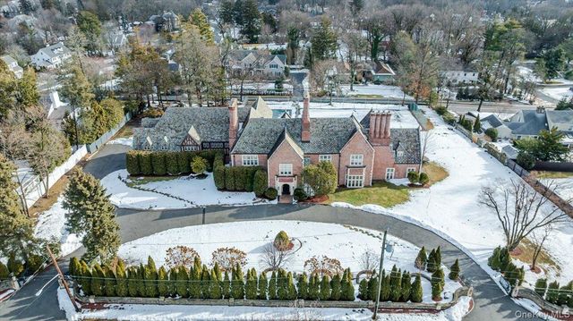 8 Eastway, Bronxville, NY 10708