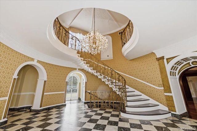 8 Eastway, Bronxville, NY 10708