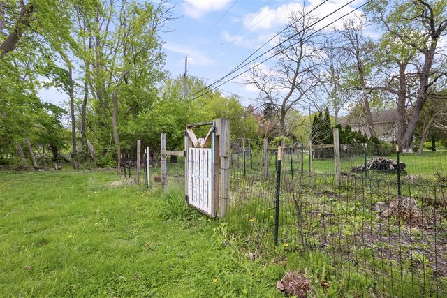 950 Gallaland Avenue, Rochester Hills, MI 48307