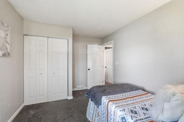 5205 Edgewood Avenue N, Crystal, MN 55428