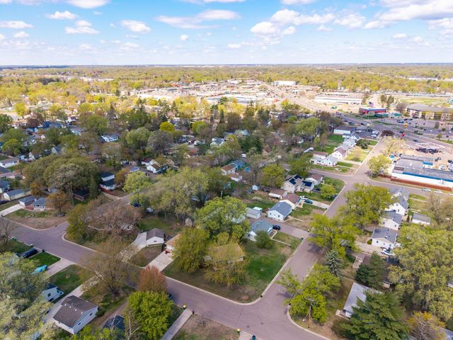 5205 Edgewood Avenue N, Crystal, MN 55428