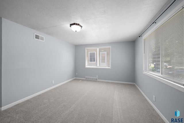 114 S Lincoln Ave, Sioux Falls, SD 57104