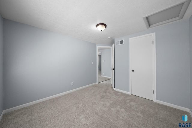 114 S Lincoln Ave, Sioux Falls, SD 57104