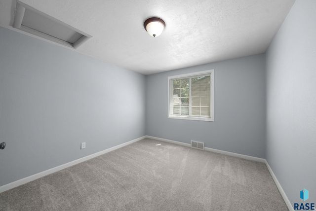 114 S Lincoln Ave, Sioux Falls, SD 57104