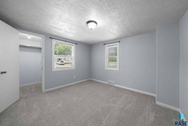 114 S Lincoln Ave, Sioux Falls, SD 57104