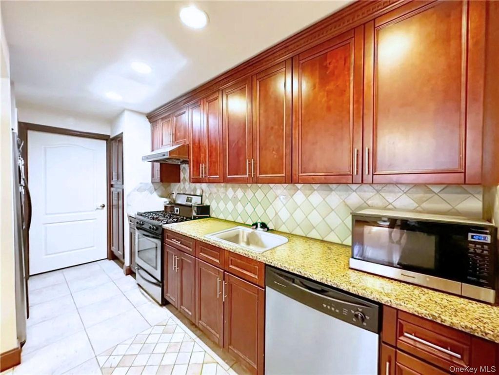 42-47 Union Street APT 2A, Flushing, NY 11355