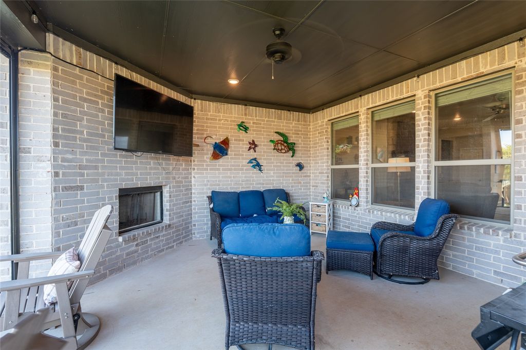 1215 Sanger, Springtown, TX 76082 — photo 2