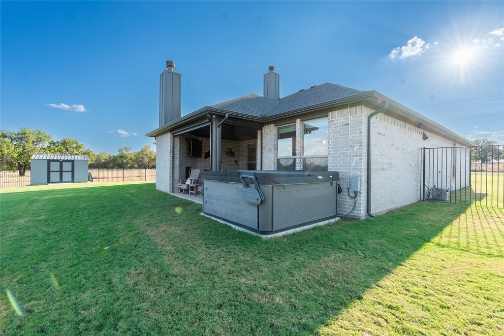 1215 Sanger, Springtown, TX 76082 — photo 3