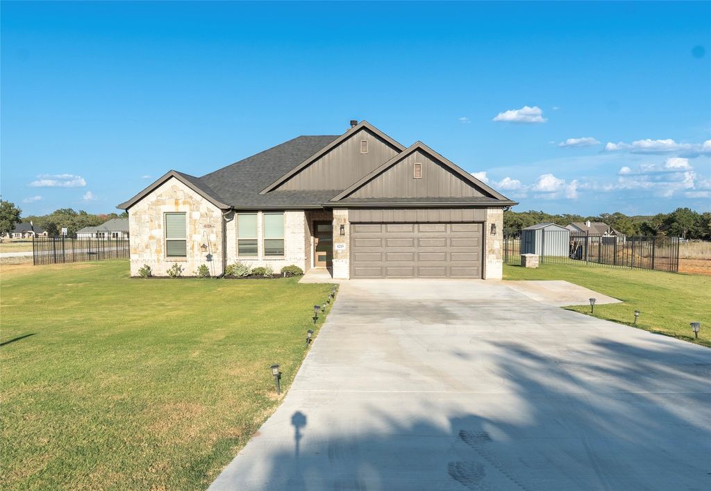 1215 Sanger, Springtown, TX 76082 — photo 4