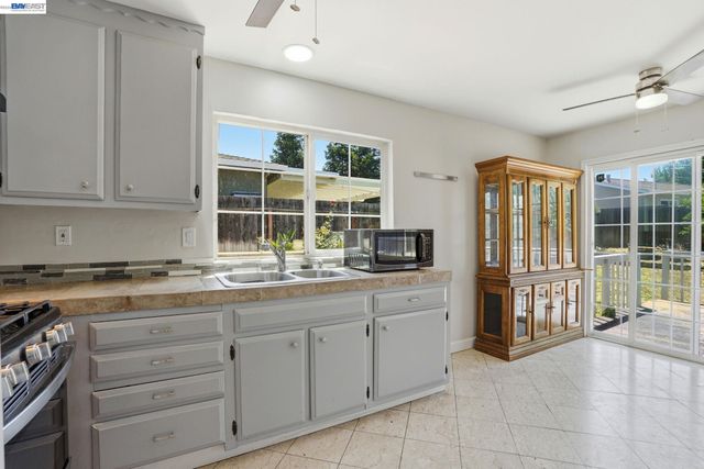 1087 Jensen Dr, Pittsburg, CA 94565