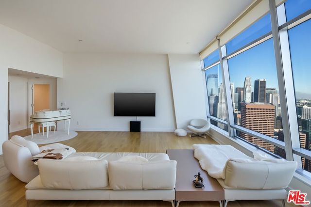 900 W Olympic Boulevard 49C, Los Angeles, CA 90015