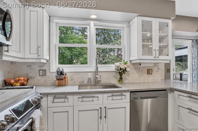 19682 Stamford Drive, Livonia, MI 48152