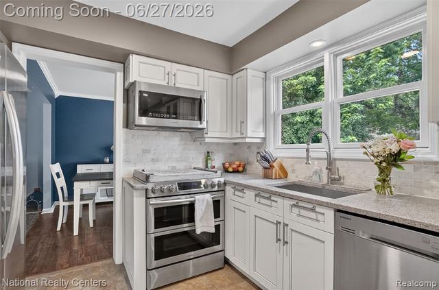 19682 Stamford Drive, Livonia, MI 48152