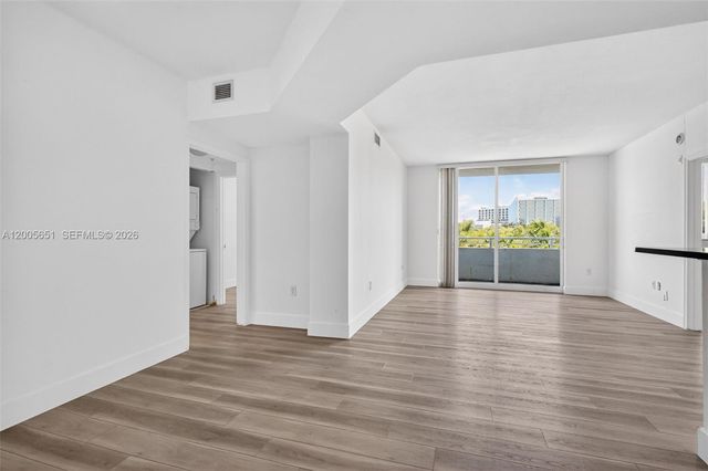 2775 NE 187th St 202, Aventura, FL 33180