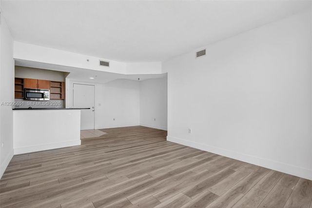 2775 NE 187th St 202, Aventura, FL 33180