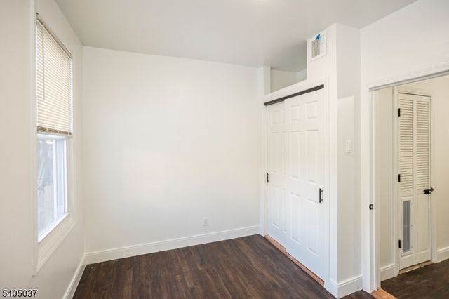 11 Ellington St, East Orange City, NJ 07017